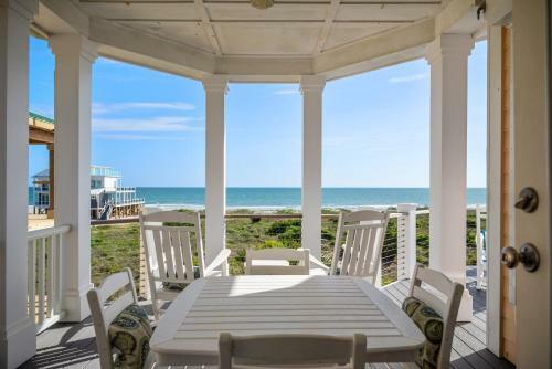Champagne Shore By Oak Island Accommodations