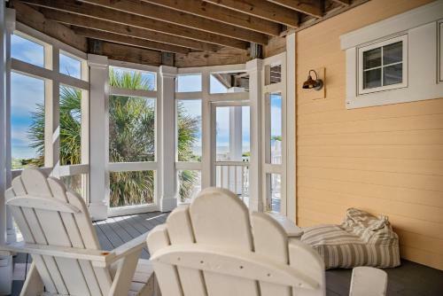 Champagne Shore By Oak Island Accommodations