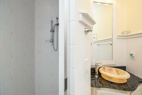 Champagne Shore By Oak Island Accommodations