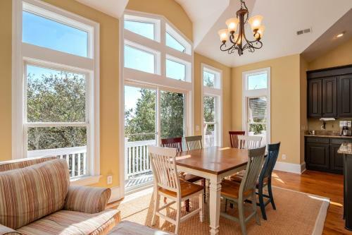 Alta Mira By Oak Island Accommodations