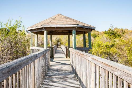 Alta Mira By Oak Island Accommodations