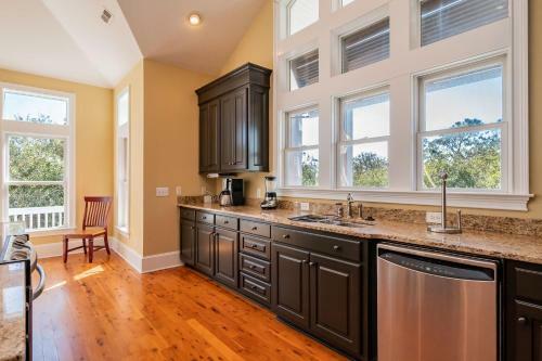 Alta Mira By Oak Island Accommodations