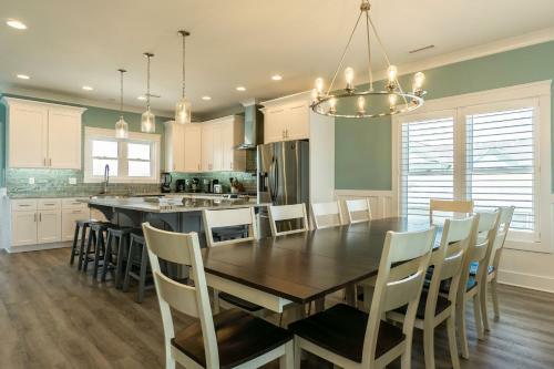 Lunas By Oak Island Accommodations