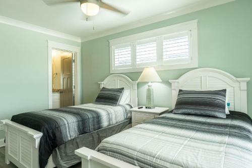 Lunas By Oak Island Accommodations