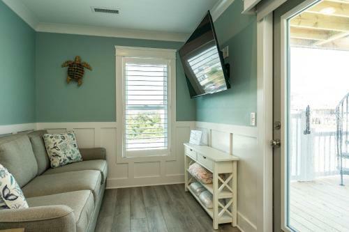 Lunas By Oak Island Accommodations
