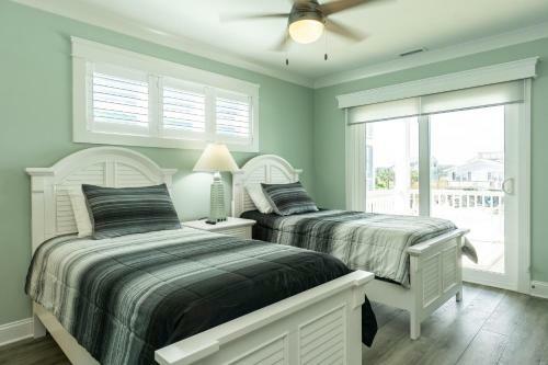 Lunas By Oak Island Accommodations