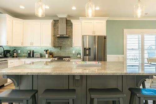 Lunas By Oak Island Accommodations