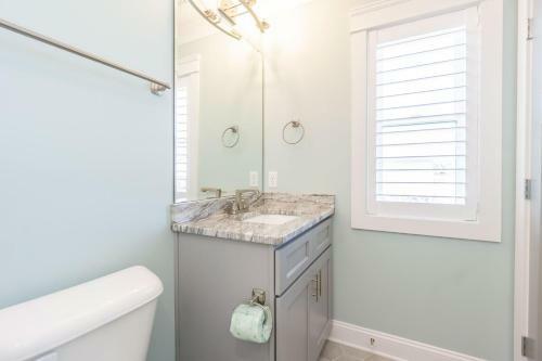 Lunas By Oak Island Accommodations
