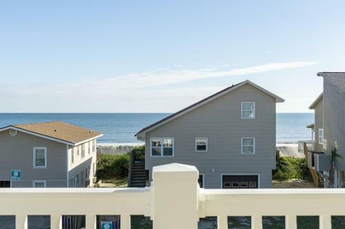 Lunas By Oak Island Accommodations