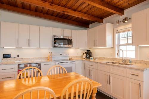 Chill'ax Inn By Oak Island Accommodations