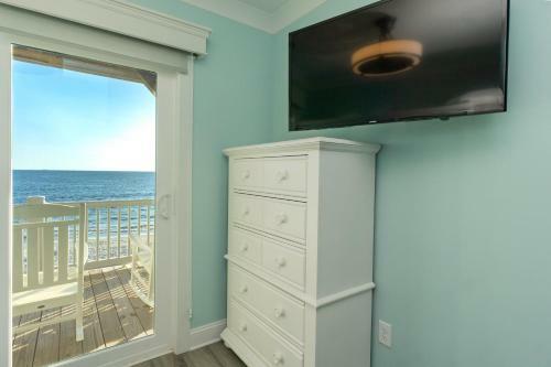 Clear Skies By Oak Island Accommodations