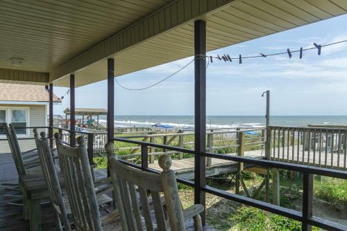 Ocean Breezes By Oak Island Accommodations