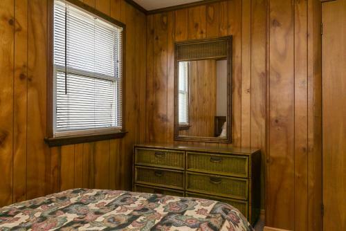 Ocean Breezes By Oak Island Accommodations
