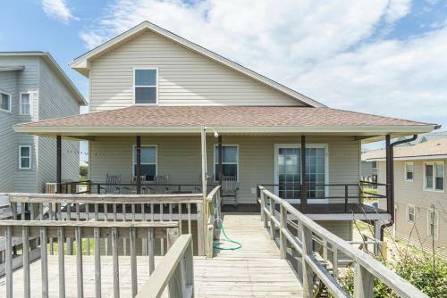 Ocean Breezes By Oak Island Accommodations