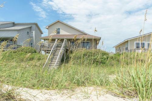 Ocean Breezes By Oak Island Accommodations