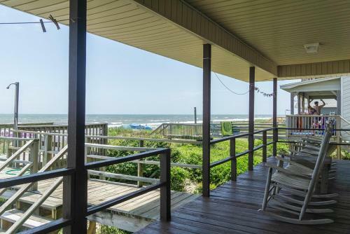 Ocean Breezes By Oak Island Accommodations