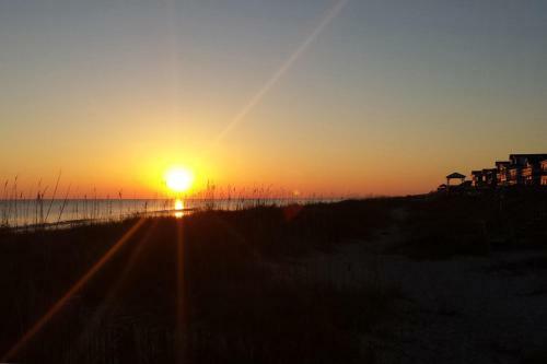 Surfsong By Oak Island Accommodations