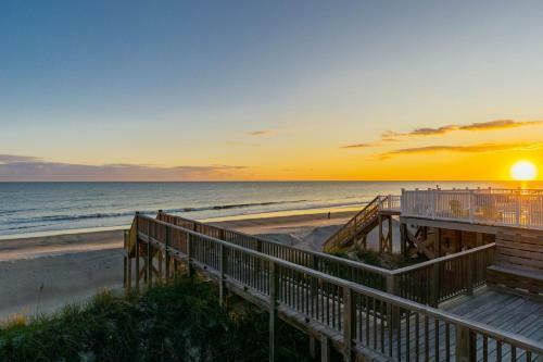 Wave Watcher By Oak Island Accommodations