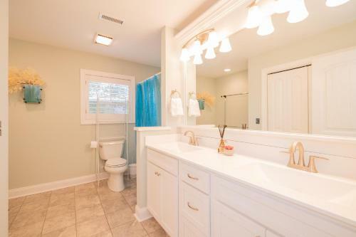 The Little Coconut By Oak Island Accommodations