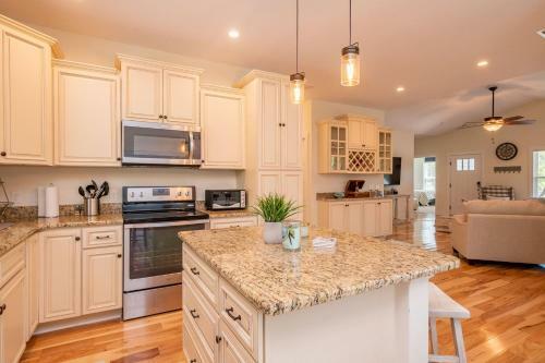 Shore 2 Relax By Oak Island Accommodations