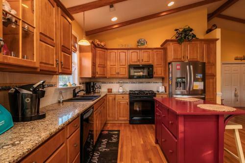 Woodlands Wonder By Oak Island Accommodations