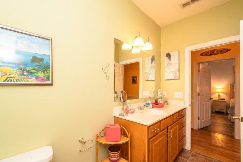 Woodlands Wonder By Oak Island Accommodations