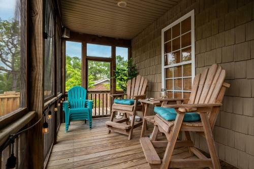 Woodlands Wonder By Oak Island Accommodations