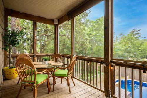 Woodlands Wonder By Oak Island Accommodations