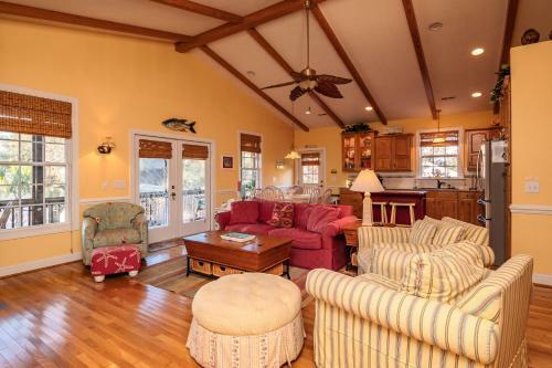Woodlands Wonder By Oak Island Accommodations