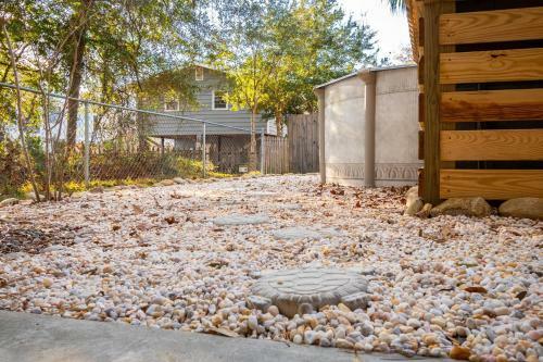 Woodlands Wonder By Oak Island Accommodations
