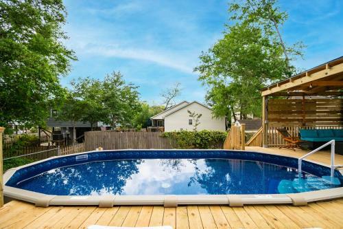 Woodlands Wonder By Oak Island Accommodations