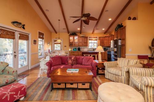 Woodlands Wonder By Oak Island Accommodations