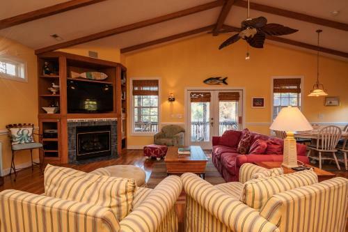 Woodlands Wonder By Oak Island Accommodations