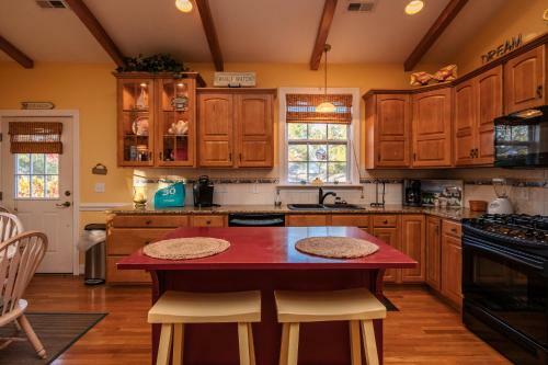 Woodlands Wonder By Oak Island Accommodations