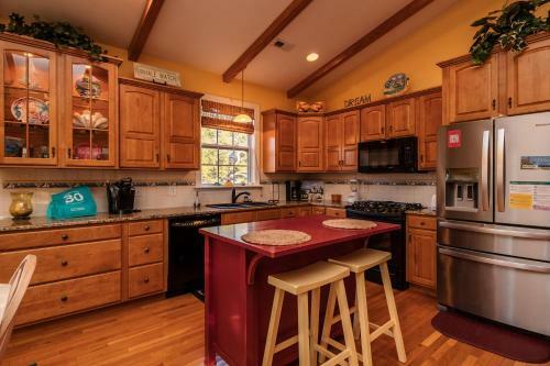 Woodlands Wonder By Oak Island Accommodations