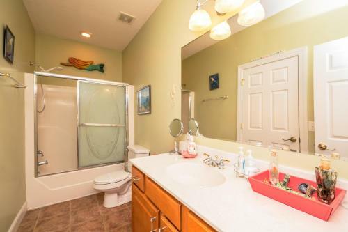 Woodlands Wonder By Oak Island Accommodations