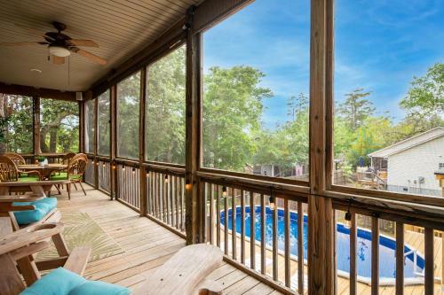 Woodlands Wonder By Oak Island Accommodations