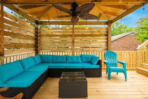 Woodlands Wonder By Oak Island Accommodations