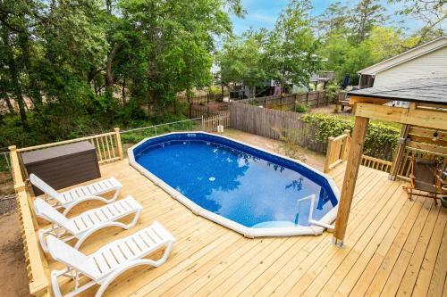 Woodlands Wonder By Oak Island Accommodations