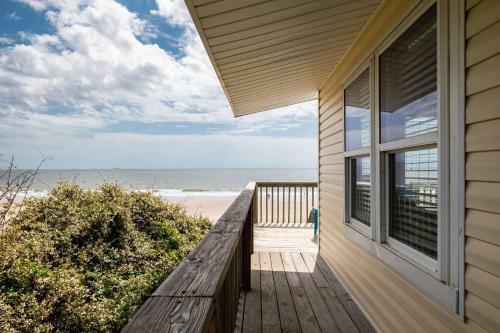 Windward Mark By Oak Island Accommodations