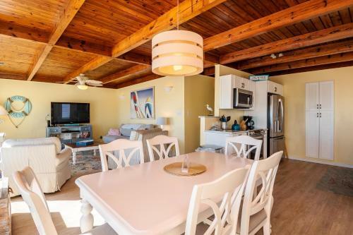 Lisa Lu By Oak Island Accommodations