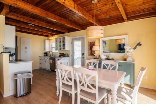 Lisa Lu By Oak Island Accommodations
