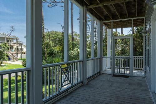 Southern Charm By Oak Island Accommodations
