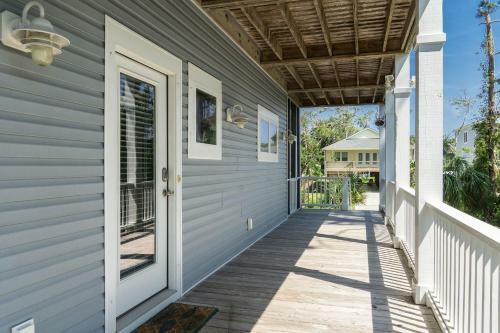 Southern Charm By Oak Island Accommodations