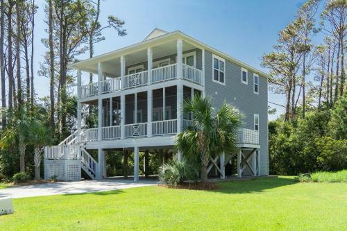 Southern Charm By Oak Island Accommodations