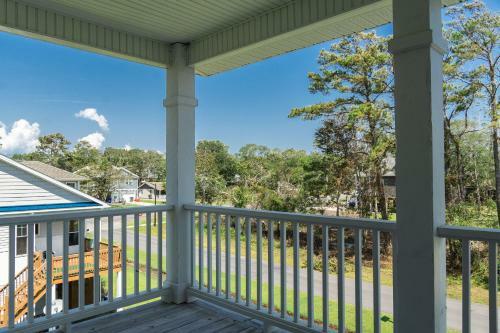 Southern Charm By Oak Island Accommodations