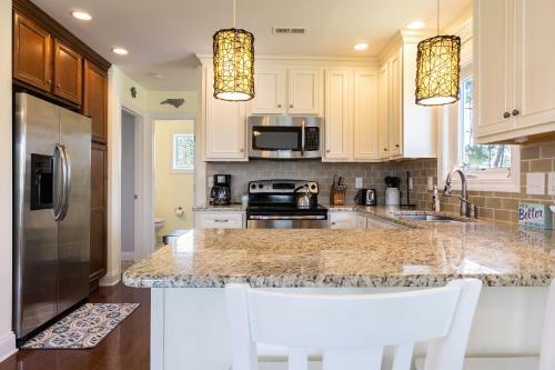 Southern Charm By Oak Island Accommodations