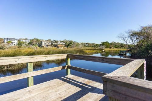 See Otter By Oak Island Accommodations