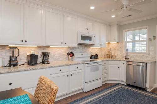 Sherrys Paradise By Oak Island Accommodations