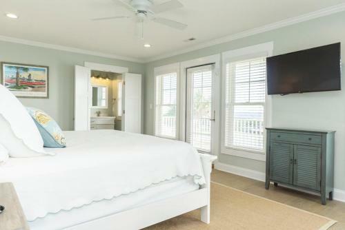 Starboard Side By Oak Island Accommodations